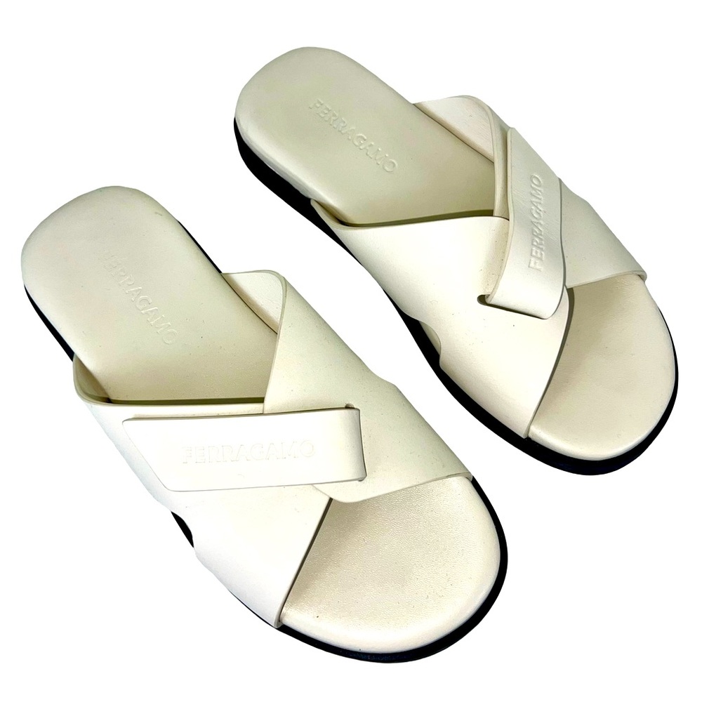 NWOB SALVATORE FERRAGAMO IN OFF-WHITE LEATHER